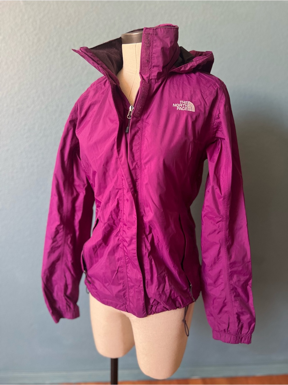Women’s The North Face Venture Size Medium Raincoat with hood waterproof